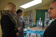 Szkoła - wystawa dyplomowych prac ceramiczych, od lewej Bożena Matusik, Anna Zalewska, Marek Fedoruk