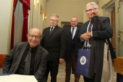 Teatr Zdrojowy - Wiesław Ochman dokonuje wpisu do Księgi Pamiątkowej